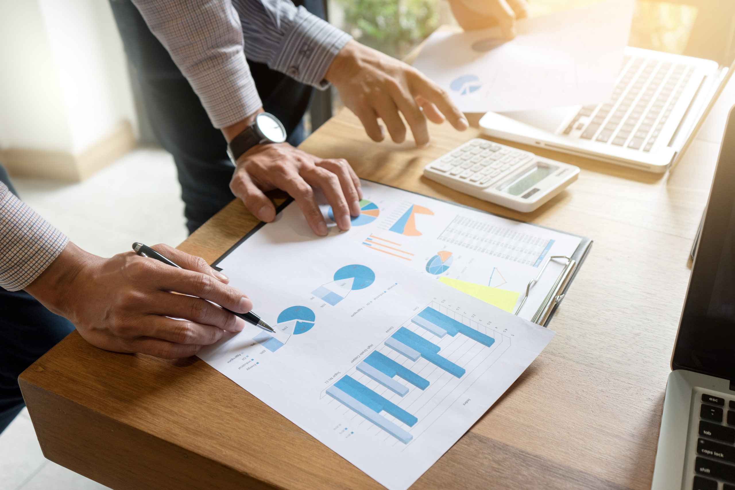 Traders checking the financial market charts - 05 مايو 2022 - التحليل الأساسي اليومي