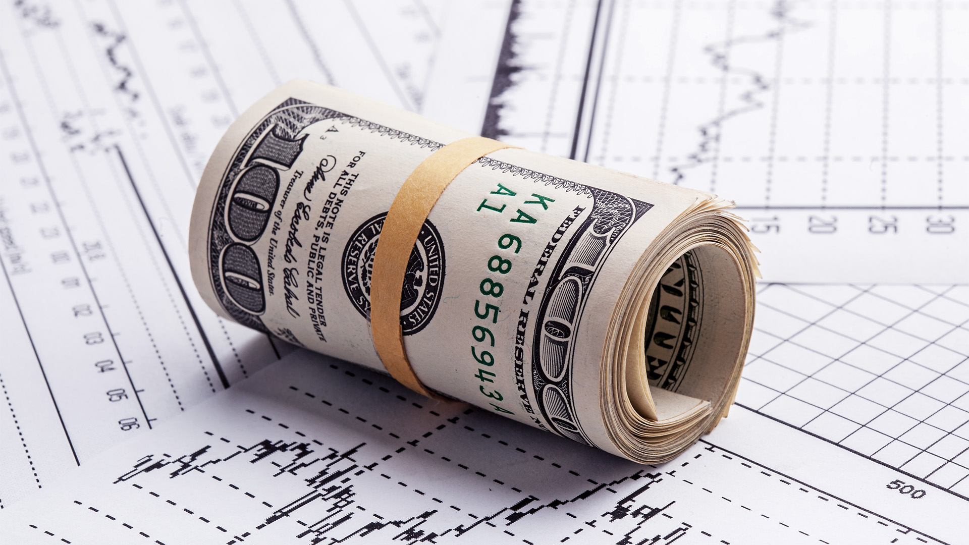 1 roll of US dollar bills amid مؤشر الدولار عند 100 دولار ضمن الاتجاه الهابط